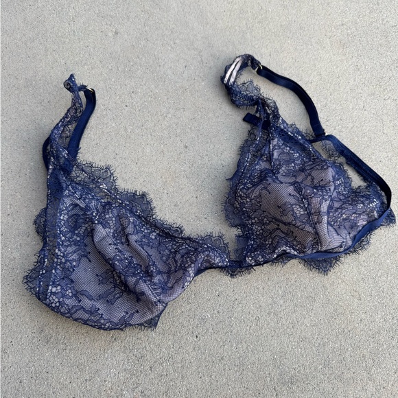 Victorias Secret Lace Trim Navy Blue Bra - Picture 2 of 7